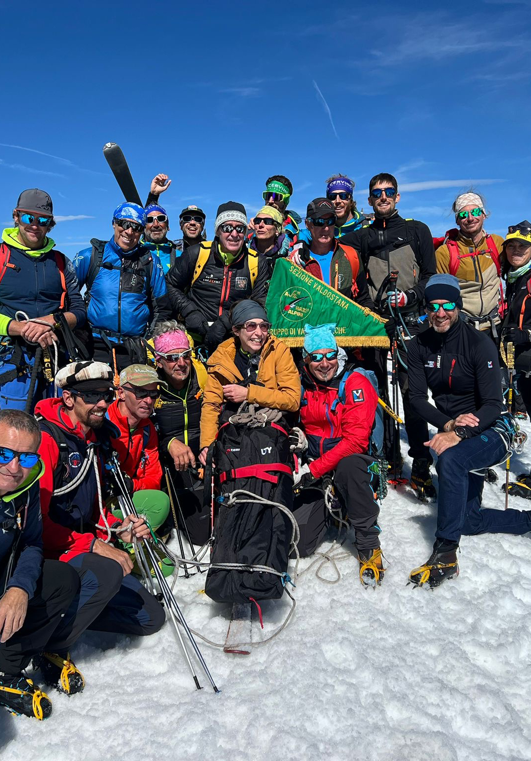 Foto di gruppo in vetta al Breithorn per Chiara Benevenuto e i volontari che l'hanno accompagnata