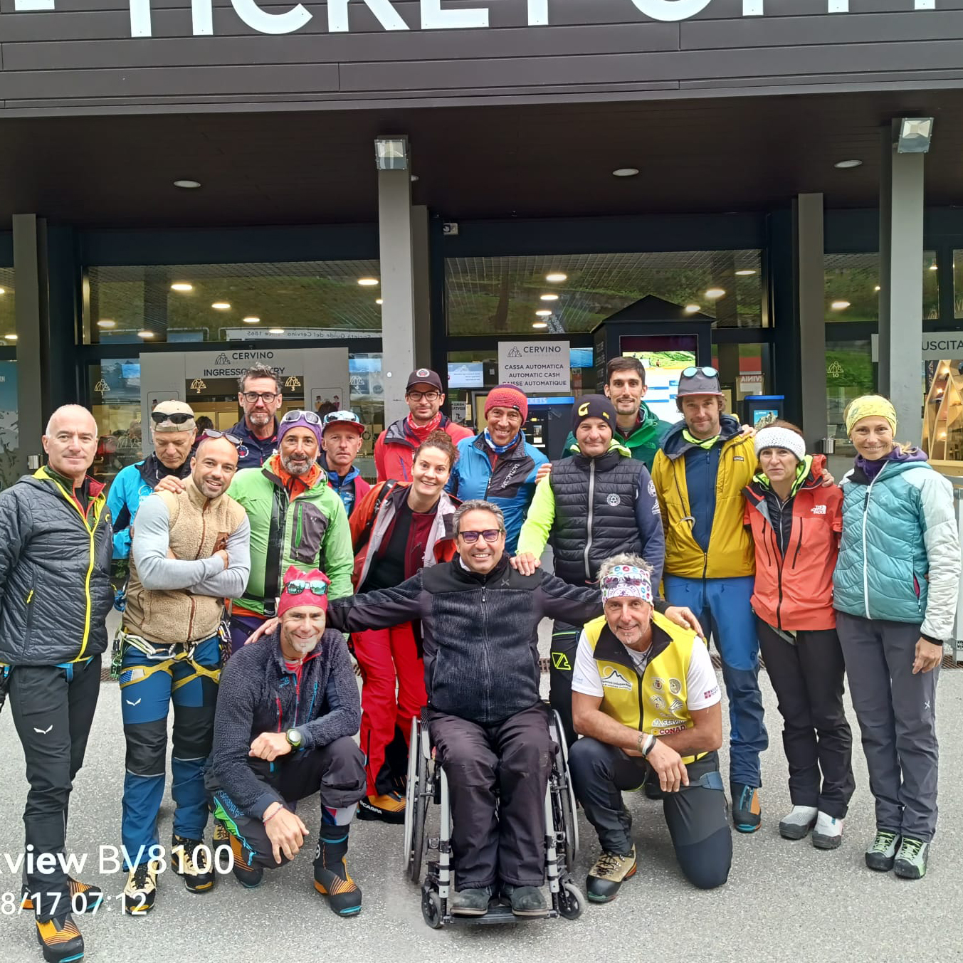 Foto di gruppo dopo la salita con i volontari ed Egidio Marchese al centro
