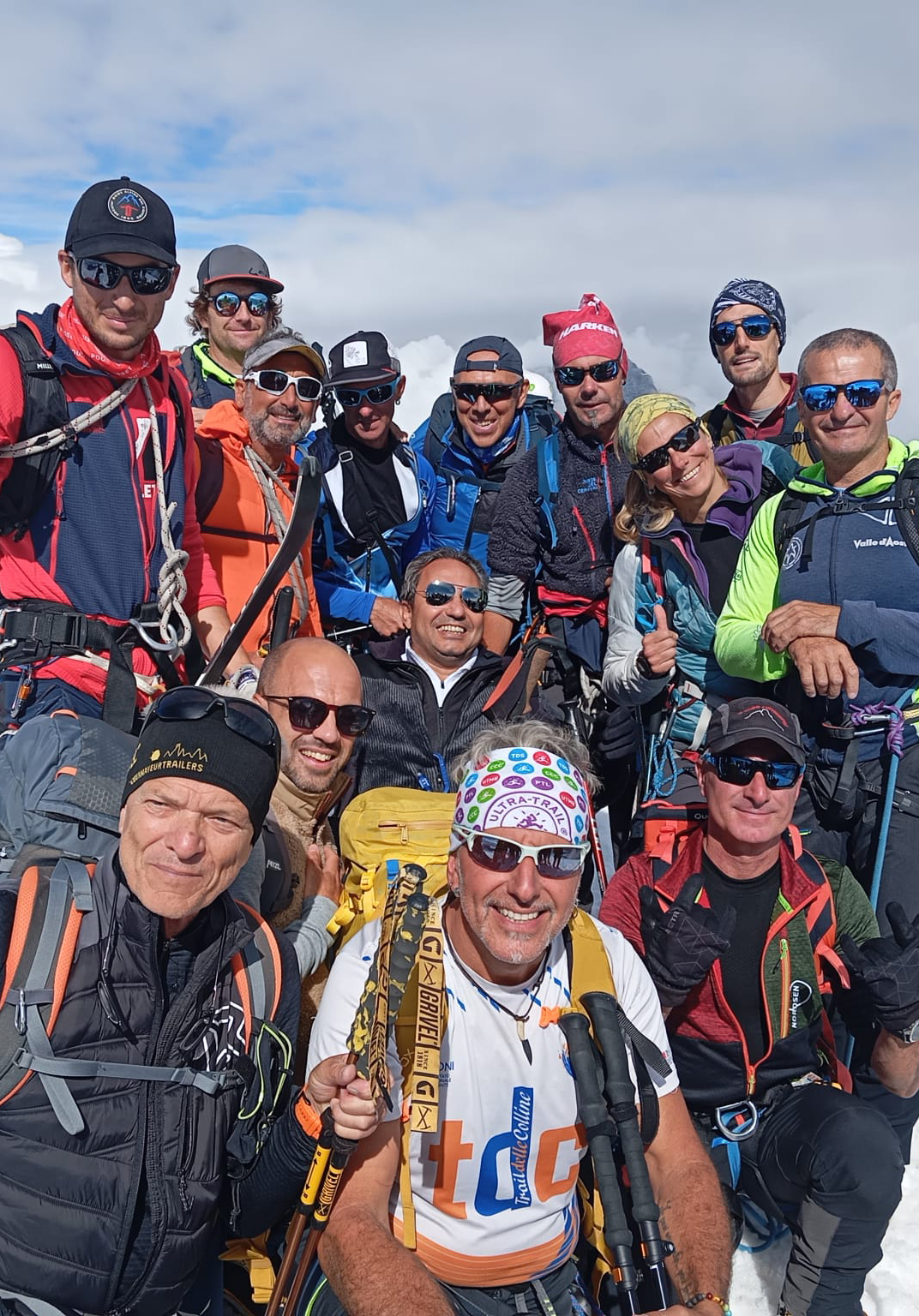 Egidio Marchese in vetta al Breithorn circondato dai volontari che lo hanno accompagnato