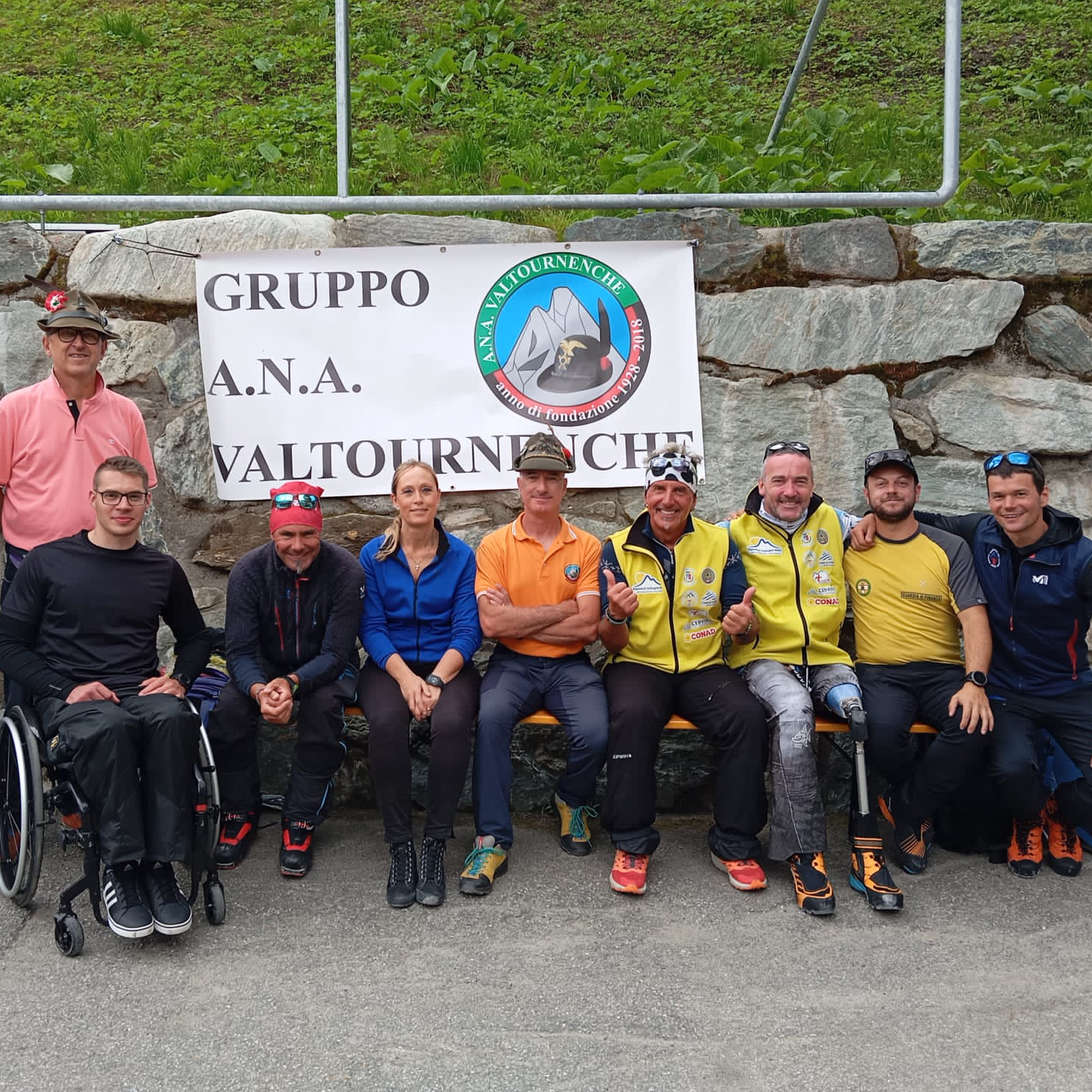 Foto di gruppo per Raffaele Pellegrino e gli alpini del gruppo ANA Valtournenche e l'assessore Chantal Vuillermoz