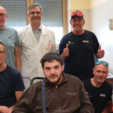 foto di gruppo con atleti e medici