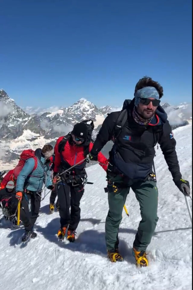 https://alpinisti-insuperabili.it/wp-content/uploads/2025/05/la-cordata-640x963.jpeg